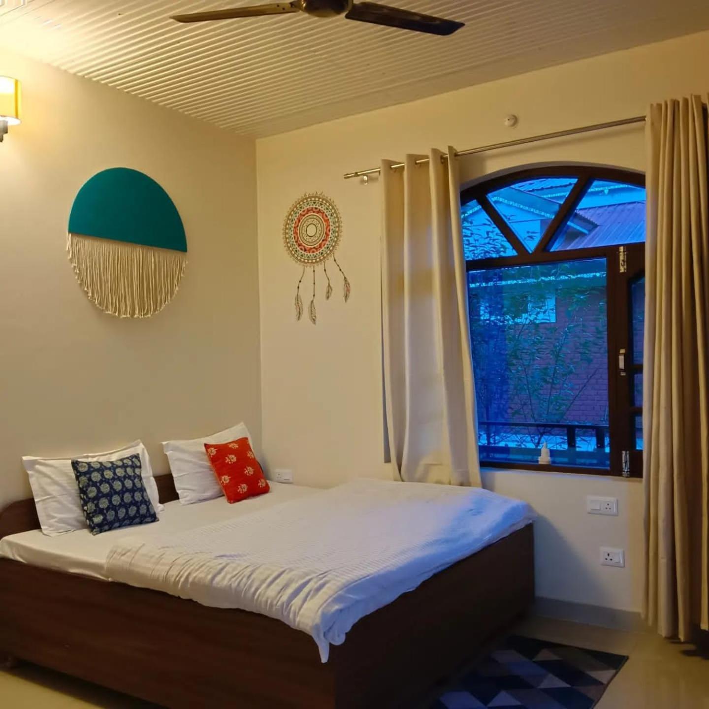 Aditya Homestay Bir-Billing Surrounded By Mountains Rum bild